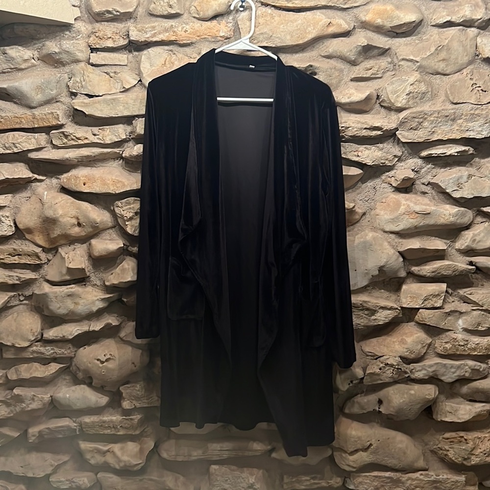 Velvet blazer. Pockets in front. 3/4 sleeve length.